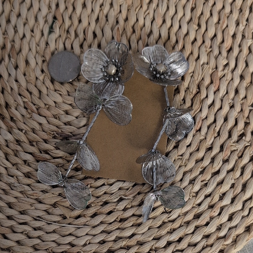 NEW Silver Flower Dangling Earrings